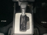 「e:HEV」搭載車です。日常シーンのほとんどをモーターで走行し、高速クルージングなどモーターよりもエンジンの方が効率が良い領域はエンジンで走行、あらゆる領域で優れた燃費走行を実現します。