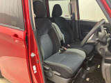 【運転席・助手席転席】運転席の足もともゆったりで長距離ドライブでも快適に★