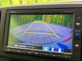 【バックカメラ】駐車時に後方がリアルタイム映像で確認できます。大型商業施設や立体駐車場での駐車時や、夜間のバック時に大活躍!運転スキルに関わらず、今や必須となった装備のひとつです!