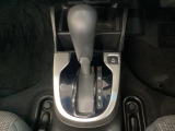 CVT車のセレクトレバーです。低速から高速まで、変速ショックのないスムーズな走りを実現するとともに、エンジン効率のよい領域を維持することで燃費にも貢献します。
