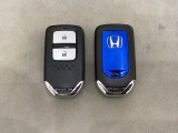 スマートキーを装備しています。鍵を差し込むことなくドアロックの開け閉めと、スタートボタン操作でのエンジンスタートができます。スペアキーも同じものを用意しております。