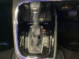 「e:HEV」は、モーター走行を中心にしながら電気エネルギーやエンジン動力を最も効率よく使い分けることができる賢いハイブリッドシステムです。サイドブレーキはスイッチ操作の電子制御パーキングブレーキです