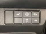 ハンドルの右側にHondaセンシング用のメインスイッチとパワーテールゲートスイッチがついています。パワーテールゲートスイッチは車内からでもテールゲートの開け閉めを電動でできます。