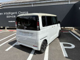 全周囲カメラが付いています。後ろはもちろん隣の駐車ラインまで見れますので車庫入れが簡単で楽しくなりそうです。
