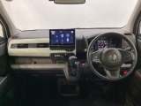 車内は光触媒抗菌消臭施工済です。スタイリッシュなデザインで暖かみのあるインパネ周りを演出します。グローブボックスやカップホルダーのほかにトレーなどたくさんの収納スペースが装備されています。