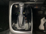 「e:HEV」は、モーター走行を中心にしながら電気エネルギーやエンジン動力を最も効率よく使い分けることができる賢いハイブリッドシステムです。サイドブレーキはスイッチ操作の電子制御パーキングブレーキです