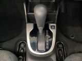 CVT車のセレクトレバーです。低速から高速まで、変速ショックのないスムーズな走りを実現するとともに、エンジン効率のよい領域を維持することで燃費にも貢献します。