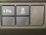 VSA装備車です。VSAはドライバーの操作と車の動きを見守っています。もし車の挙動が乱れたとき、4輪別々にブレーキをかけたり、エンジンパワーをしぼることによって車を安定させます。