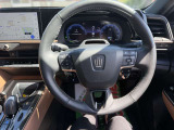 本革巻きステアリングを採用。ステアリングスイッチ付きで、運転中の操作もスムーズです。
