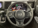 ハンドルにHondaセンシング系のクルーズコントロールやレーンキープアシストなどのスイッチと、オーディオの操作スイッチが装備されています。ハンドルから手を離さず安全に操作できます。