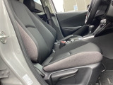 運転席にはドライバーの体型や好みに応じて前後方向だけでなく、高さの調整ができるシートリフターを装備!