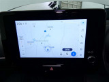 【ディスプレイオーディオ】・・・大型ディスプレイに各種オーディオ機能(AM/FMチューナー、Bluetooth対応)とスマートフォン連携機能を搭載。