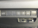 【パワーバックドア】スマートキーや運転席のボタンを押すだけでリアゲートが自動で開閉します!荷物を持っている時や、高い位置にあるバックドアを閉める際に便利な機能です♪
