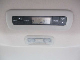 後席にもオートエアコンがついています!夏も冬も快適!!足元から温かい風、冬のドライブには欠かせない装備です^^