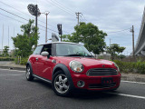 ミニ 50カムデン クーパーの右前から見た外観です。車両全体のバランスが分かりやすい一枚です。