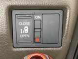 左側電動スライドドアは運転席からでも操作ができるように、ハンドル付近に開閉の操作スイッチが付いています。
