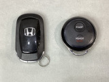スマートキーを装備しています。鍵を差し込むことなくドアロックの開け閉めと、スタートボタン操作でのエンジンスタートができます。加えて、純正リモコンエンジンスターター用の操作キーもついています。