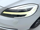 【LEDヘッドライト】ハイビームを先行車や対向車にあてず、その両サイドではハイビーム照射を維持。見える範囲が段違いに広くなりました。北欧神話に登場するトールハンマーをモチーフにデザイン。