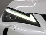 LEDヘッドランプにはアダプティブハイビームシステム「AHS」を採用。光検出カメラで車両検出をし、先行車や対向車に直接ハイビームを当てないように部分遮光します。