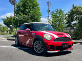 ミニ クーパーS ジョンクーパーワークス仕様の右前から見た外観です。車両全体のバランスが分かりやすい一枚です。
