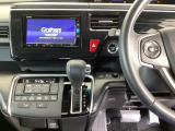 運転席周辺のスマートなレイアウトが、操作のしやすさを実現。快適なドライブをサポートします。