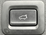 【パワーバックドア】スマートキーや運転席のボタンを押すだけでリアゲートが自動で開閉します!荷物を持っている時や、高い位置にあるバックドアを閉める際に便利な機能です♪