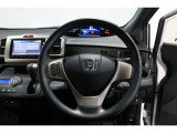 運転中もハンドルでの操作が可能です。特に高速道路等の目が離せない運転時には、便利さだけでなく、安全性も兼ね備えております。
