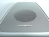 【harman kardon】ハーマンカードンのHi-Fiスペシャリストと共に、モデル別に開発・設計された専用チューニングが臨場感溢れる音響空間を実現しています。