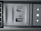 エアコン操作パネルの左側に、スマートフォンなどの充電可能なUSB端子と、音源などの外部入力の可能なUSB端子がついています。移動中に充電もできるので便利です。