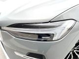 【LEDヘッドライト】明るく眩しいハイビームを先行車や対向車に照射しないオートハイビームを備えたLEDヘッドライト。北欧神話に登場するトールハンマーをモチーフにした、一目でボルボとわかるデザイン。