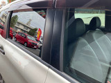 プライバシーガラスが搭載されておりますので、車内のプライバシーを保護してくれます。
