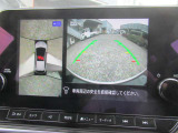 【アラウンドビューモニター装備】 バックカメラによる後方の確認だけでなく4つのカメラで真上から見ている様に周囲360度を写し出し、自車周辺の詳細な状況を確認出来ます。狭い場所での取り回しも安心です。