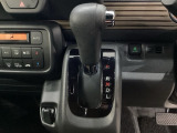 CVT車のセレクトレバーです。低速から高速まで、変速ショックのないスムーズな走りを実現するとともに、エンジン効率のよい領域を維持することで燃費にも貢献します。