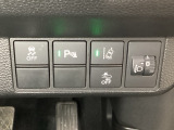 ハンドルの右側にはヘットライトリベライザーとHondaセンシング用のメインスイッチがついています。ヘッドライトリベライザーは道路状況や積荷の加重に応じてライトの高さを調節できます。