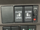 リアドアは乗り降りに便利な両側電動スライドドアです。また運転席に座っていながらスイッチ操作で自在にスライドドアを開け閉めできます。