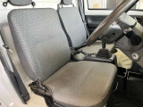 運転席の座席は、前後にスライド出来るので自分に合ったポジションで運転する事が出来ます!
