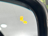【ブラインドスポットインフォメーション】走行中、ドアミラーの死角になりやすい箇所に後続車が接近するとサイドミラー付近に警告を表示、ドライバーに注意喚起をしてくれます。