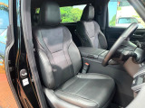 【合皮レザーシート】汚れのふき取りが容易でメンテナンスもが簡単な、機能性に優れる合成皮革を採用した上質なシートです。座り心地もよく、高級感あふれる心地良い車内空間を演出してくれます。