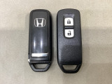 スマートキーを装備しています。鍵を差し込むことなくドアロックの開け閉めと、スタートボタン操作でのエンジンスタートができます。スペアキーも同じものを用意しております。