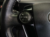 ステアリングには運転中でも簡単に操作できる各種スイッチついてます