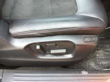 運転席はパワーシートとなっており適切なドライビングポジションを設定できます。
