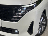 【LEDヘッドライト】悪天候や夜間走行時も良好な視界を確保し安心して運転できる高輝度LEDヘッドライトを装備!点灯速度が早く、消費電力も抑えられています。