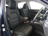 【清潔感のある運転席&助手席】隅々までクリーニングの行き届いた運転席&助手席。目立ったシミや汚れ等もございません。快適なドライブをどうぞ。