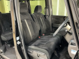 乗降がしやすい運転席。高さが調節できて小柄な方でも運転しやすいポジションをとることができます。