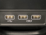 セレクトレバーの下に、スマートフォンなどの充電可能なUSB端子が2個、音源などの外部入力の可能なUSB端子が1個ついています。移動中に充電もできるので便利です。
