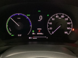 ハイブリット車専用のメーターです。右側の大型スピードメーターに加え、ステアリングスイッチを使って左のマルチインフォメーション・ディスプレイで燃費や動力伝達などの情報が見れるようになっています。