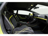 Embroidered Lamborghini shield on headrest:シートはオプションのカーボン製スポーツシートです。