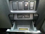 運転席から手の届く位置に ETC2.0付いております。高速道路の料金所もスムーズに通過できますよ♪