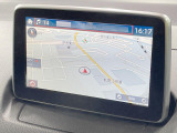 【マツダコネクトナビ】車内の雰囲気にマッチした一体型タイプのナビ。各種車輌設定やBluetooth再生等、様々な機能が楽しめます。直感的なダイヤル操作が可能で、使い勝手も良好です。