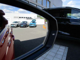 【ブラインドスポットモニター】左右斜め後ろを平行して走る車を認識し、車線変更の際に危険を察知するとドライバーへ警告を促します。夜・雨・トンネル内など走行時の環境が悪い時ほど便りになる安全装置です。